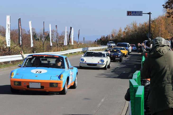 「ポルシェ914（914-6GT仕様）」（1973年）に2台の「ロータス・ヨーロッパ スペシャル」（手前が1973年、奥が1972年）、同じくロータスの「エスプリS2」（1978年）と、コンパクトなミドシップスポーツカーが続く。