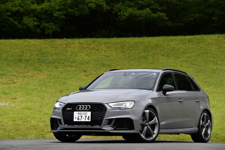 マイナーチェンジを機に、「RS 3スポーツバック」の最高出力は367psから400psに、最大トルクは465Nmから480Nmへとアップした。