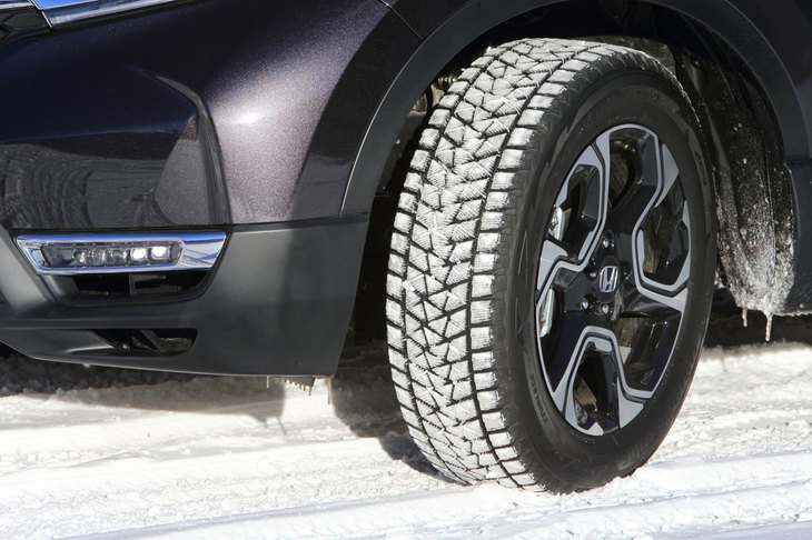 雪が深く降り積もり、また路面が凍結することも珍しくない地域では、冬季におけるスタッドレスタイヤへの履き替えは必須といえる。