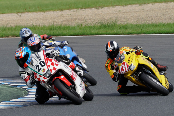 レース終盤、ラストスパート！ と言いたいところだが、マシンをいたわりながら激走する尾上ちゃん（ゼッケン20番）。膝すりすりのバンク角。お見事！
	 