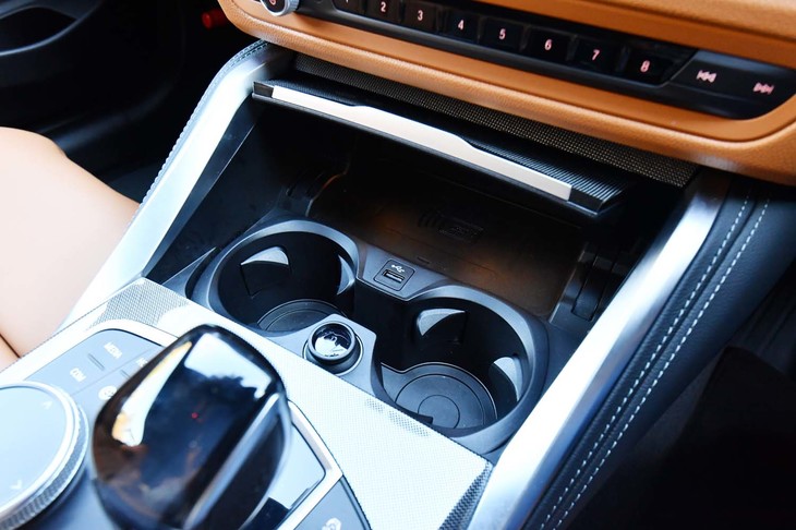 センターコンソールにはリッド付きのカップホルダーが配置される。その奥にはスマートフォンの非接触充電トレーも。