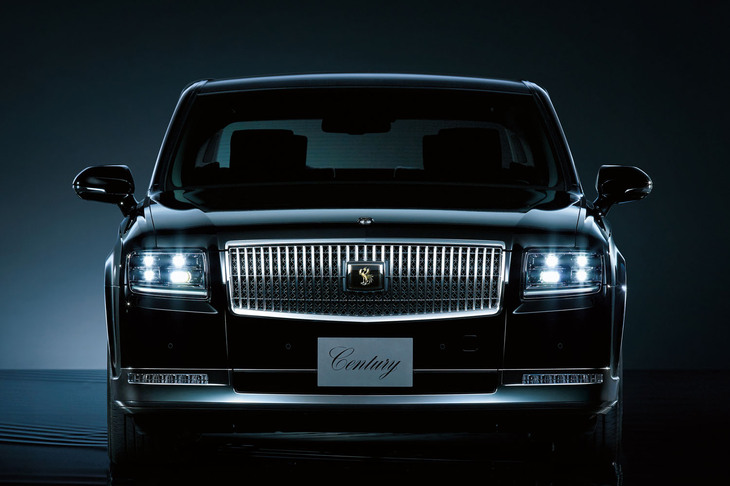 「センチュリー（セダン）」のフロントマスク。4灯タイプのヘッドランプをSUVタイプとそろえている。