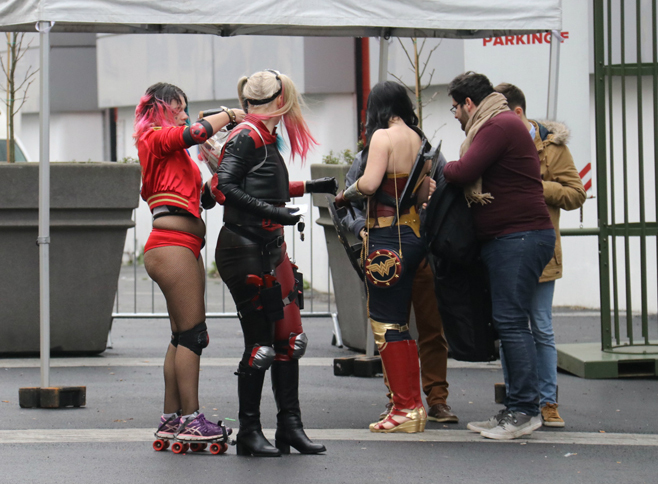 極寒の屋外でコスプレの準備をする来場者たち。