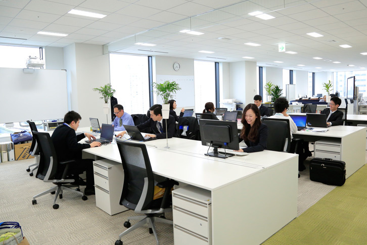 白を基調とした清潔感のあるオフィス空間。