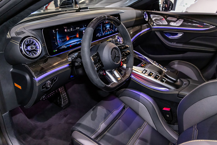 「ブラック／チタニウムグレーパール」のコンビカラーでコーディネートされた「AMG GT53 4MATIC＋（ISG）ファイナルエディション」のインテリア。AMGカーボンインテリアトリムを標準装備とし、スポーティーに演出されている。