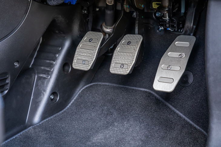 「アバルト695トリビュート131ラリー」にはアルミ製のスポーツべダルが標準で装備される。今回の試乗車は右ハンドル仕様であったが、ペダルレイアウトや操作性に気になる点はなかった。