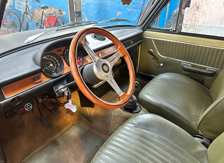 上品なグリーンのシートが目を引く室内。