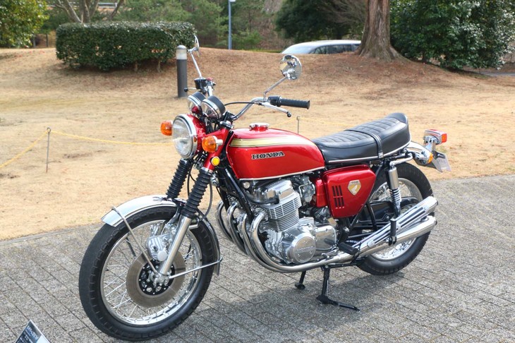 1969年「ドリームCB750 FOUR」。世界初の量産並列4気筒OHCエンジンを搭載。750㏄バイクを“ナナハン”と呼ぶのも、このバイクに由来するもの。日本での大ヒットに加え、日本の大型バイクが世界的に認められるきっかけともなった。