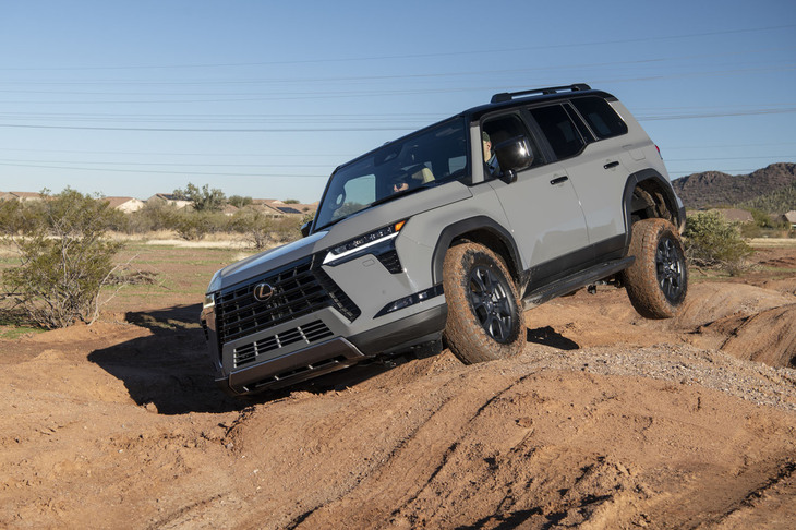 “オーバートレイル”の最低地上高は全グレードで最も高い225mmを確保している。