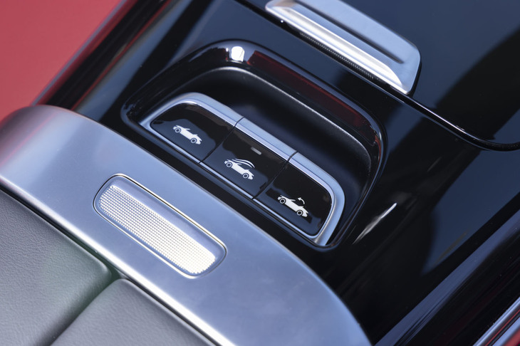 ソフトトップのオープン／クローズと「エアキャップ」のオン／オフ用に独立したスイッチが備わっている。