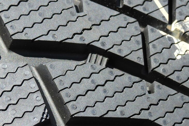 「シンクロウェザー」がウインタータイヤとして使えるのはトレッドの半分、プラットフォームの部分まで。それ以降はサマータイヤとして、残り溝1.6mmまで使うことができる。