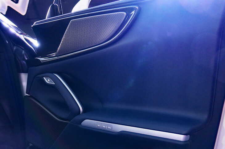 フェラーリ・プロサングエ（フロントドアインナーパネル）