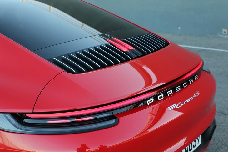 ボディーと一体化し、左右にまで回り込んだデザインの大型可動式リアスポイラーを装備。走行モードに応じて、3つのポジションに変化する。