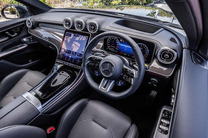 AMG専用ドライブコントロールスイッチ付きのスポーティーな「AMGパフォーマンスステアリング」やカーボンのダッシュボードパネルなどが目を引くインテリア。64色から選択可能なアンビエントライトも備わっている。