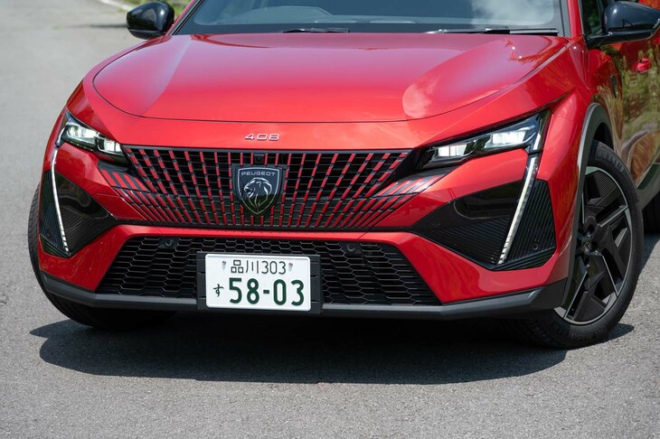 フロントグリルはフレームレスデザイン。ボディーに向かってグラデーション状に処理される。