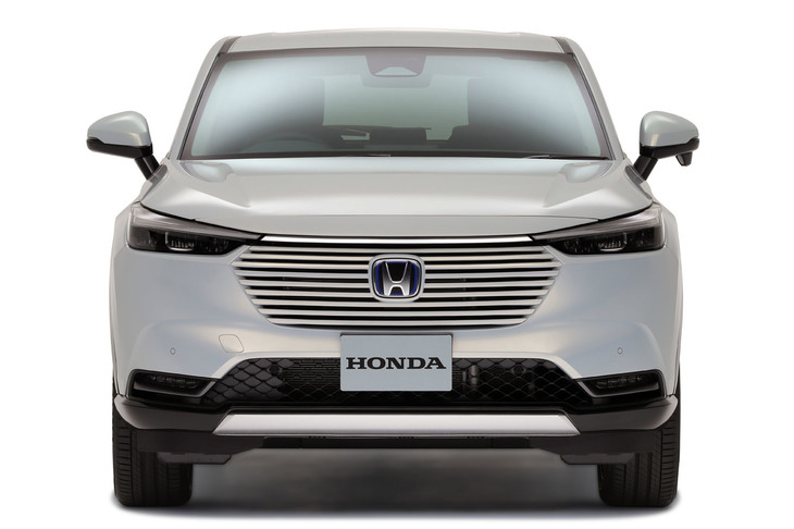 新型「ホンダ・ヴェゼル」。ボディー同色のフロントグリルで個性的な姿に生まれ変わった。