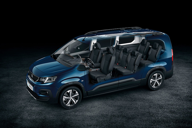 拡大されたキャビンに3列目シートを搭載。7人乗車が可能となる。