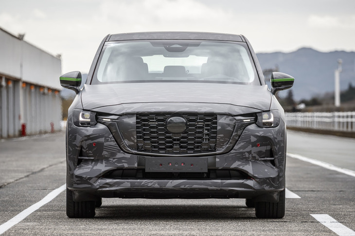 エクステリアでは、マツダのデザインテーマである「魂動（こどう）」のさらなる進化を目指し、「自然と調和する日本人の感性を生かしたタフさと緻密さ」を表現したという。「CX-5」などと比べ、フロントグリルの面積が拡大されている。