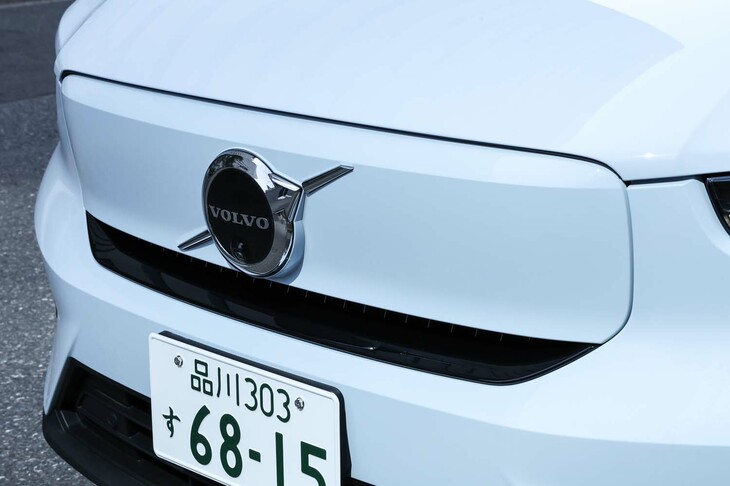 フロントに内燃機関を持たないBEVとあって、オーソドックスなグリルは備わらない。なお、今回の試乗車の車体色は、「クラウドブルー」と呼ばれるニューカラー。新色としてはほかに「ヴェイパーグレー」も追加されている。