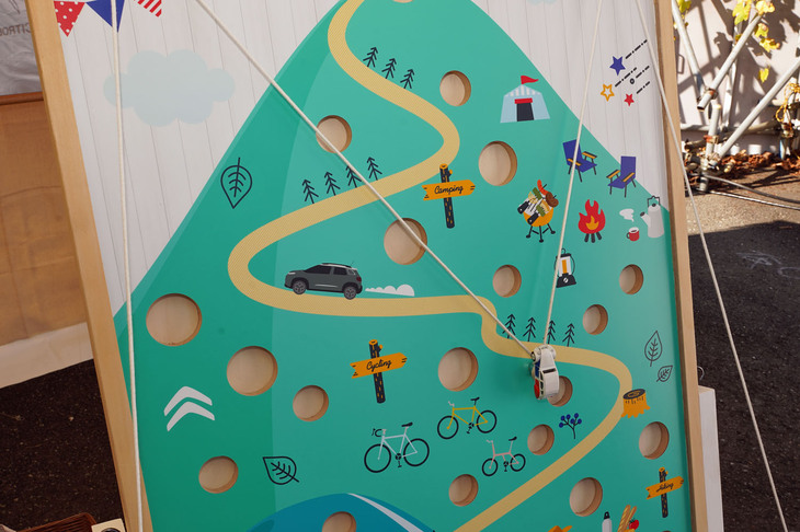 ミニゲームその3はマウンテンロード。左右のひもをうまく引っ張って、中央にぶら下がった「2CV」を穴に落とさずに山頂まで導ければ成功。