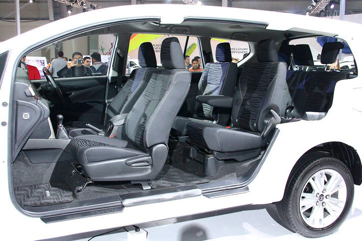 トヨタの新型ミニバン「イノーバ クリスタ」のインテリア。