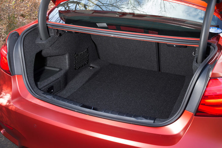 荷室の仕様は「M3セダン」と変わらず。容量は480リッターで、リアシートには6：4分割の可倒機構が備わっている。