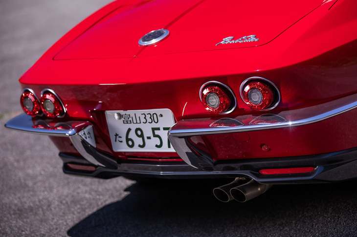 2代目「シボレー・コルベット（C2）」を思わせるスタイリングが特徴となる「ミツオカ・ロックスター」。リアコンビネーションランプは、「ビュート」や「ヒミコ」「オロチ」などのミツオカ各車に使用されているものと同じ部品である。