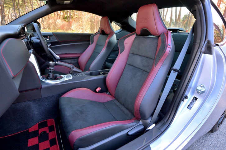 アルカンターラと本革（一部合皮）からなる、2トーンの専用シートが装着される。