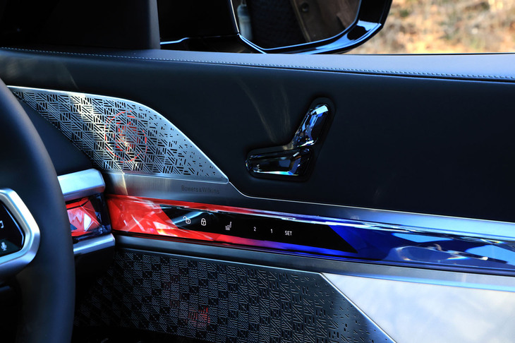 各部に配されたクリスタルの装飾には、写真のとおりイルミネーションを内蔵。試乗車に装備されていた「Bowers＆Wilkinsダイヤモンド・サラウンド・サウンド・システム」は、「セレクト・パッケージ」に含まれるセットオプションだ。