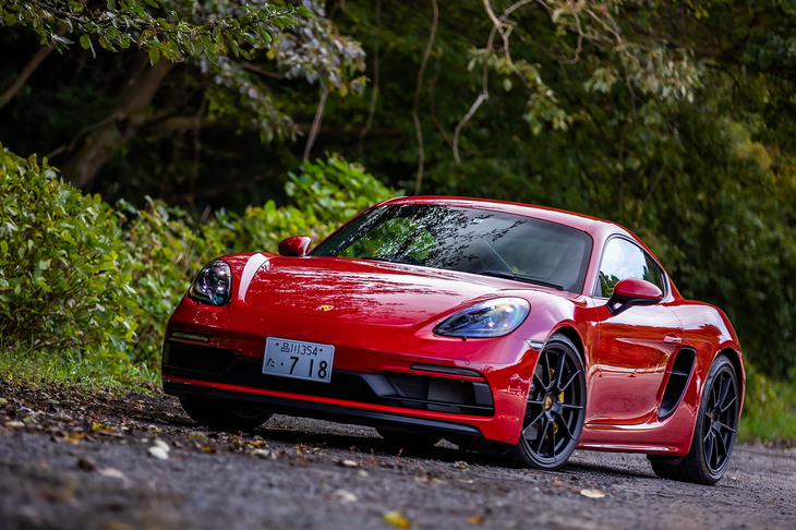 「718ケイマンGTS 4.0」のボディーサイズは全長×全幅×全高＝4405×1801×1276mm、ホイールベースは2475mm。車重は1405kg（DIN）と発表されている。