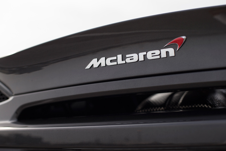 リアデッキに装着された「McLaren」のバッジ。「スピードマーク」と呼ばれるブーメランのような赤いマークが添えられる。