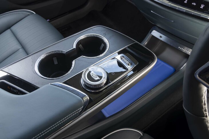 現代建築に着想を得たというフローティングタイプのセンターコンソールの周辺には、3口のUSB Type-Cポートやワイヤレスチャージャーが装備される。