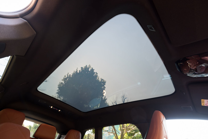 オプションの「ファーストクラスパッケージ」に備わるスカイラウンジパノラマガラスサンルーフ。サンシェードは備わらないが、スイッチひとつでガラスを不透明にできる。