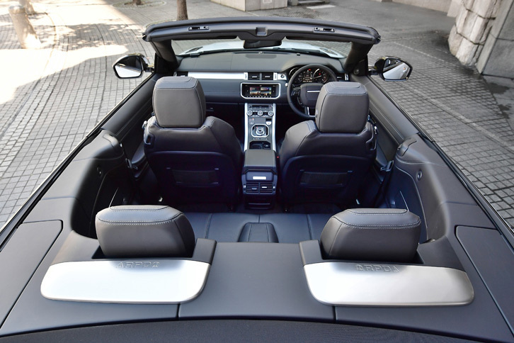 乗車定員は4人。車両後方よりインテリアを俯瞰（ふかん）した状態。