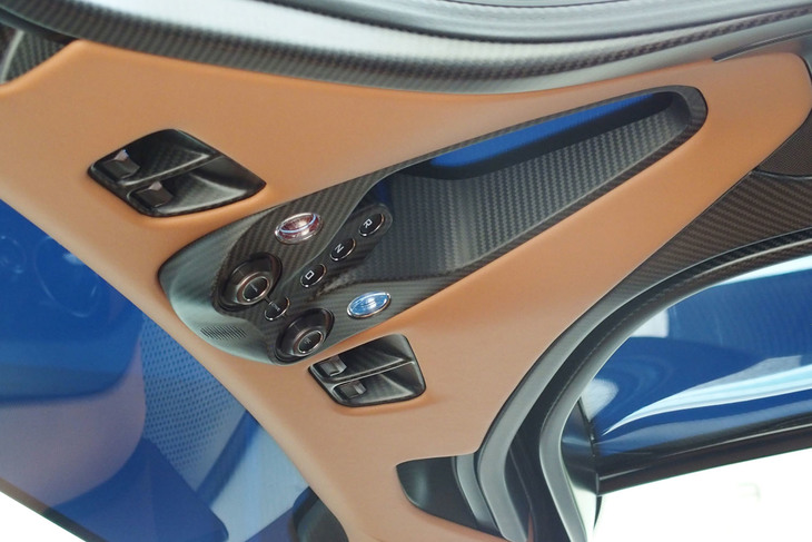 エンジンスタータースイッチやシフトセレクタースイッチはドライバーの頭上に配置。パワーウィンドウや電動式ドアの開閉スイッチも天井部分に備わっている。