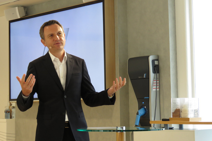 発表会にて、直近のBMWの商況を報告するペーター・クロンシュナーブル代表取締役社長。1～8月期の販売台数はグローバルで前年同期比+5.5％。日本市場も同＋11.5％と、好調に推移しているという。