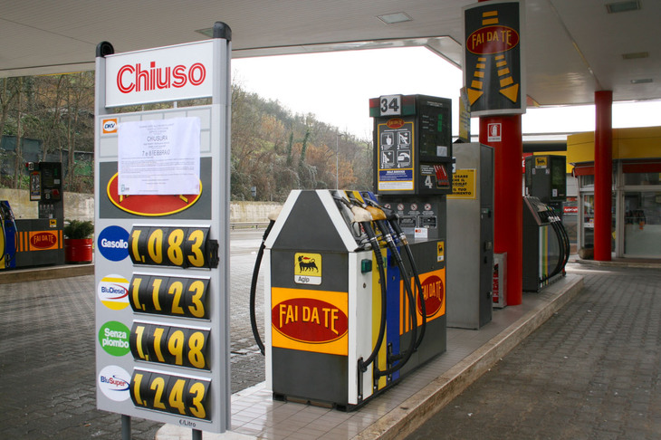 以下は近年のイタリアにおける燃料価格変遷の歴史。2007年5月のシエナで、ガソリン1リッターは1.198ユーロだった。2023年2月現在よりも円換算で97円近く安かったことになる。