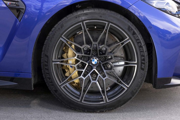 細身のスポークが目を引くホイール。その奥には、107万5000円のオプションである「Mカーボンセラミックブレーキ（ゴールドキャリパー）」が顔をのぞかせる。