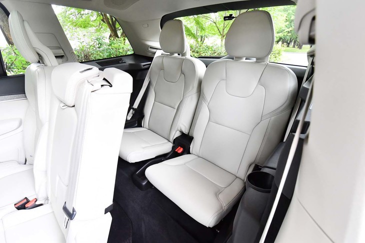 定員2人の3列目シートは、電動スイッチで格納・復元が可能。長時間の着座には向かないが、いざというとき、役に立つ。