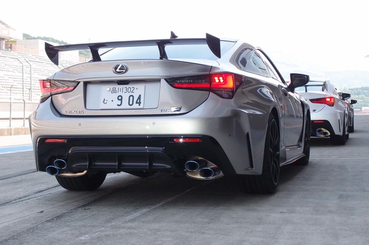 「レース育ちのスタイリング」を表現したという「RC F」のリアビュー。踏ん張り感を増すことで、走りの機能美がこれまで以上に強調されている。