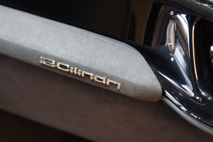 フェラーリ12チリンドリ（助手席前方のエンブレム）