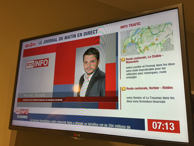 少し前まで、スイスで見る朝のテレビ番組といえば、国内各地にある山々のライブ映像を天気予報のテロップとともにひたすら流しているものだった。最近はそれに代わって、ラジオ音声（と、そのスタジオの様子）を流し続けるチャンネルが見受けられる。いずれも、ちゃんとしたニュース番組よりも制作費が掛からないことはたしかだろうが……。