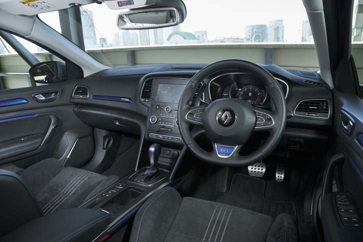 インテリアカラーはブラックのみの設定。ブルーとシルバーのアクセントが随所に施される。