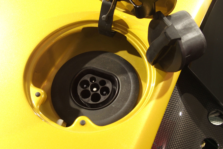 フェラーリSF90スパイダー（充電口）