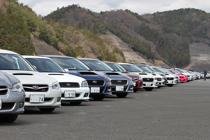 パーキングスペースに延々と並んだ、新旧「レガシィ」や「レヴォーグ」など。