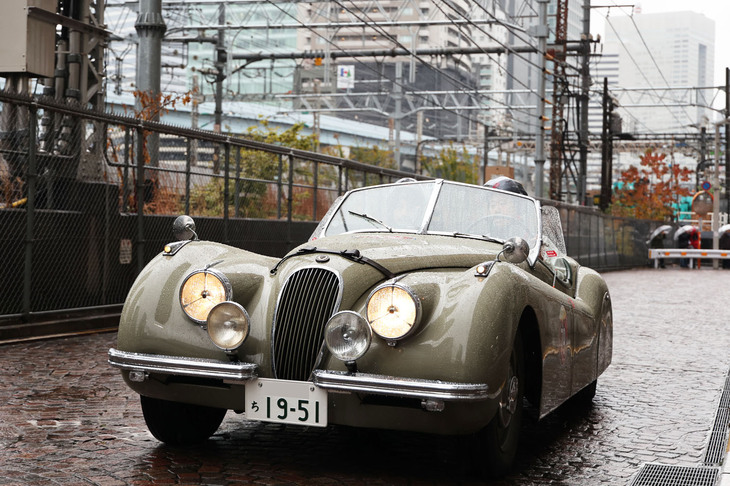 いかなる天候だろうとソフトトップ装着など眼中になさそうな、なんともいい色合いの1951年「ジャガーXK120」。