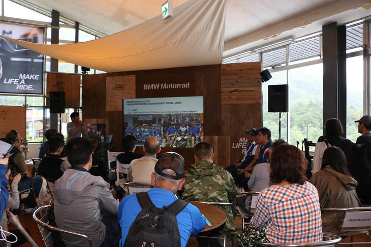 “鈴鹿8耐”に参戦したライダーによるトークショーには、酒井大作選手、星野知也選手が参加。「BMW Financial Services 135」チームの武石伸也選手も各イベントに参加する予定だったが、北海道での地震の影響で欠席となった。