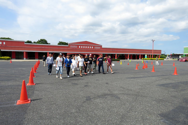 ブリーフィングが終わったら皆で慣熟歩行。多数のパイロンでコースを作るオートクロスでは、ジムカーナと違ってあまりコースを見失うということはないのだが……。