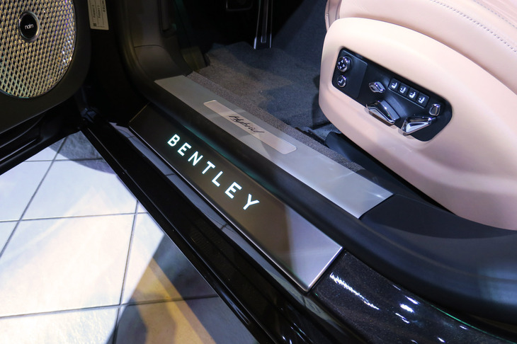 ベントレー・フライングスパー ハイブリッド（サイドシル）