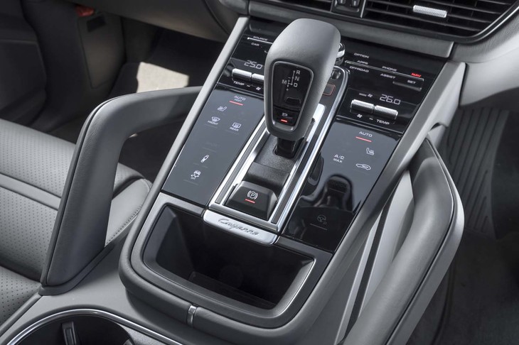 トランスミッションはトルコン式の8段AT。シフトセレクターの左右にあるスイッチ類はタッチパネルとなっている。